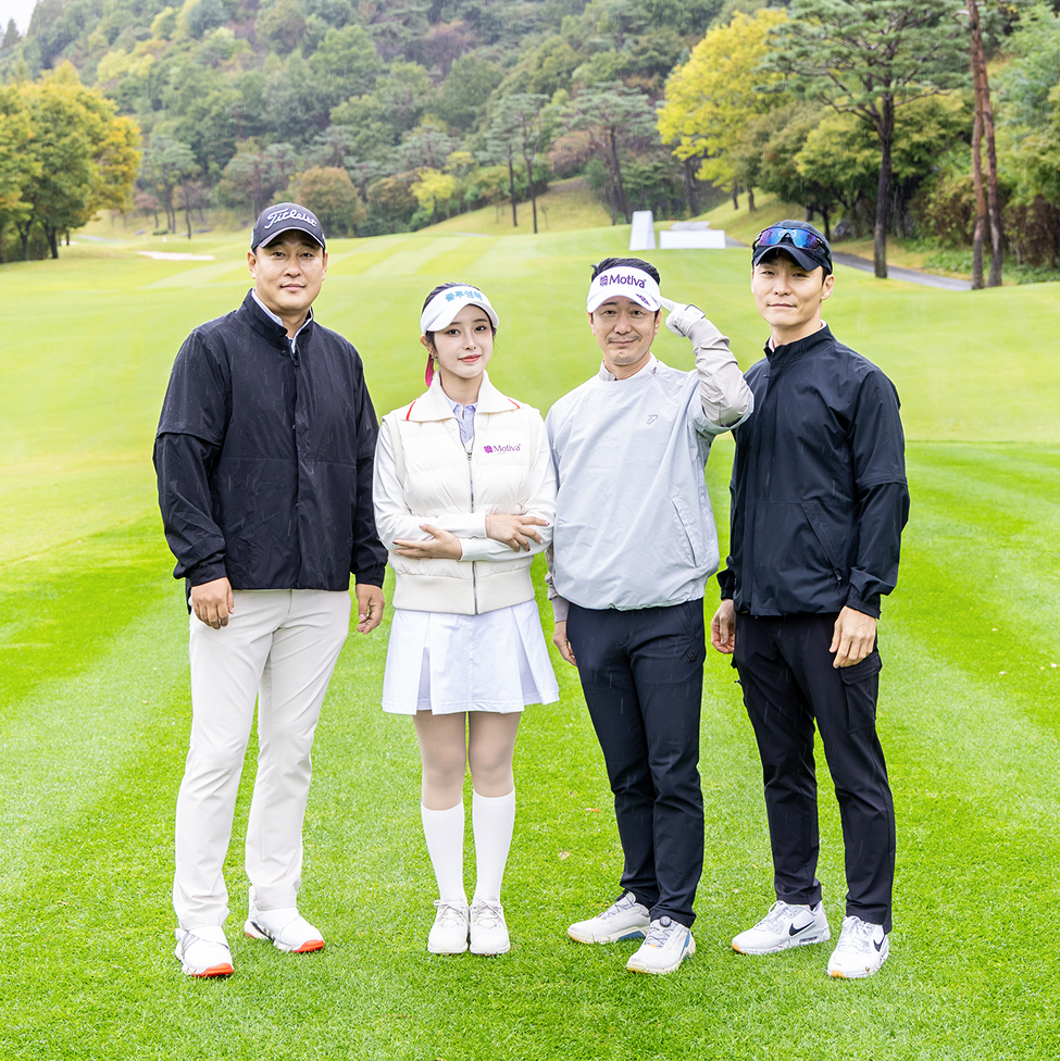 골프장에서 포즈를 취하는 사람들